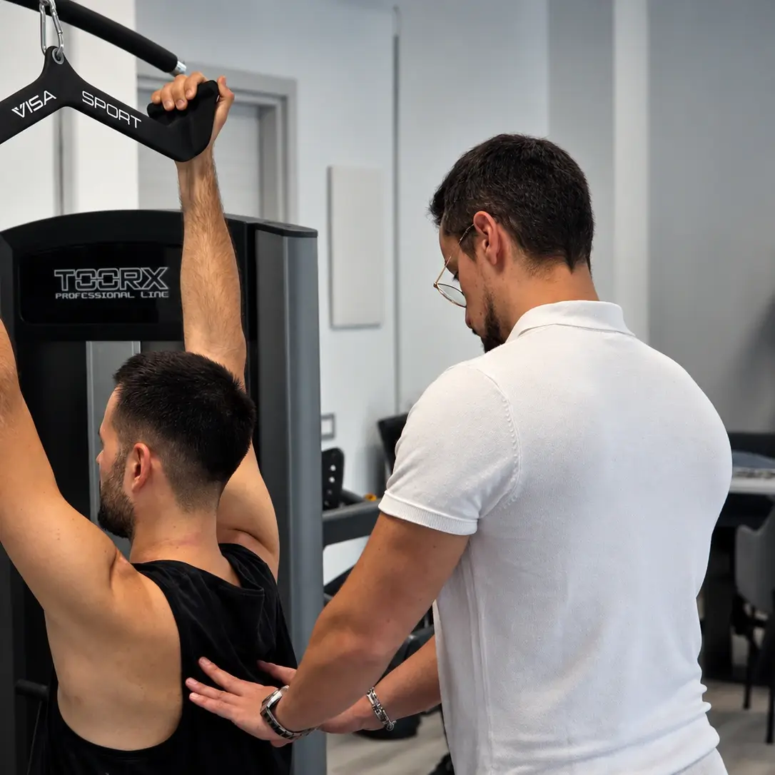 Luca Carloni corregge la posizione di un cliente alla lat machine, nel suo studio a Legnano