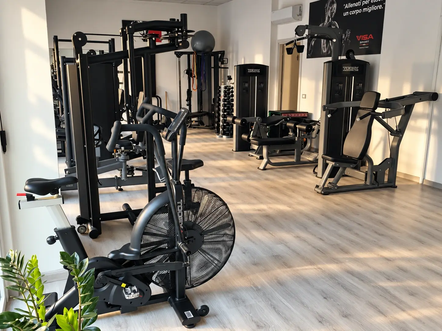 Lo studio privato di personal training di Luca Carloni a Legnano: la sala con macchine Toorx, air bike e vetrate sulla strada