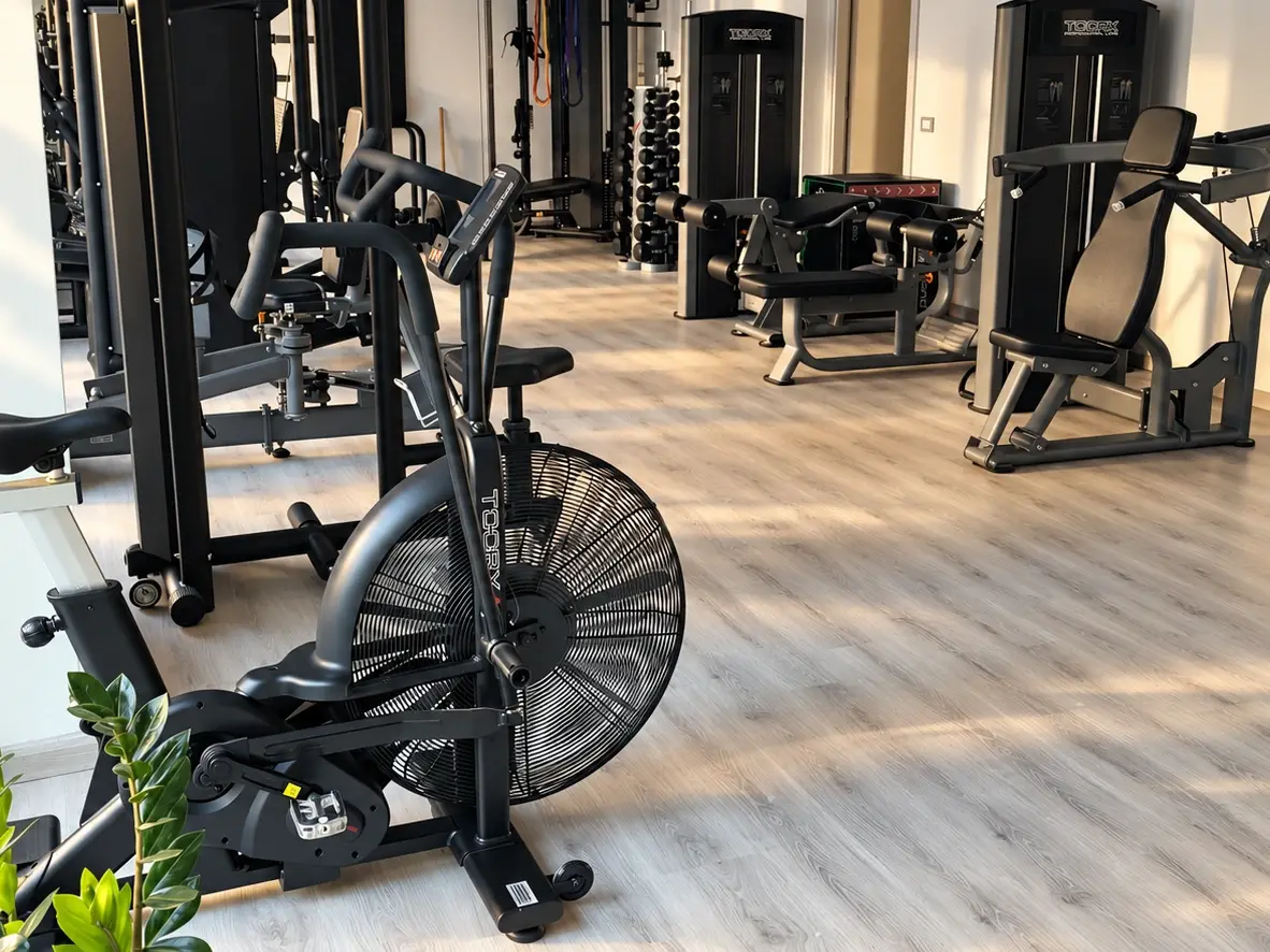 Lo studio privato di personal training di Luca Carloni a Legnano: la sala con macchine Toorx, air bike e vetrate sulla strada