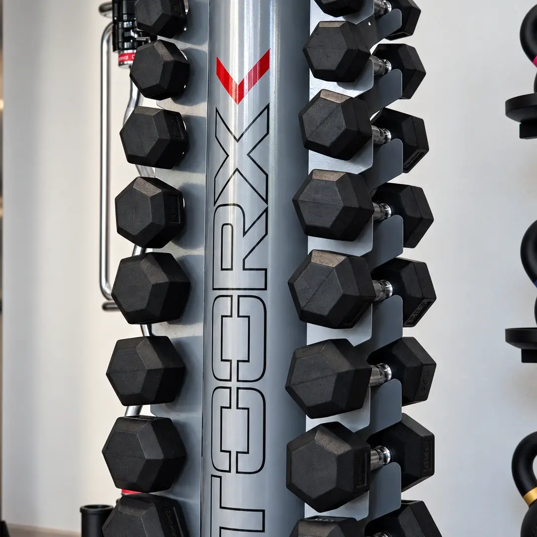 Torre di manubri esagonali Toorx nello studio di personal training di Luca Carloni a Legnano